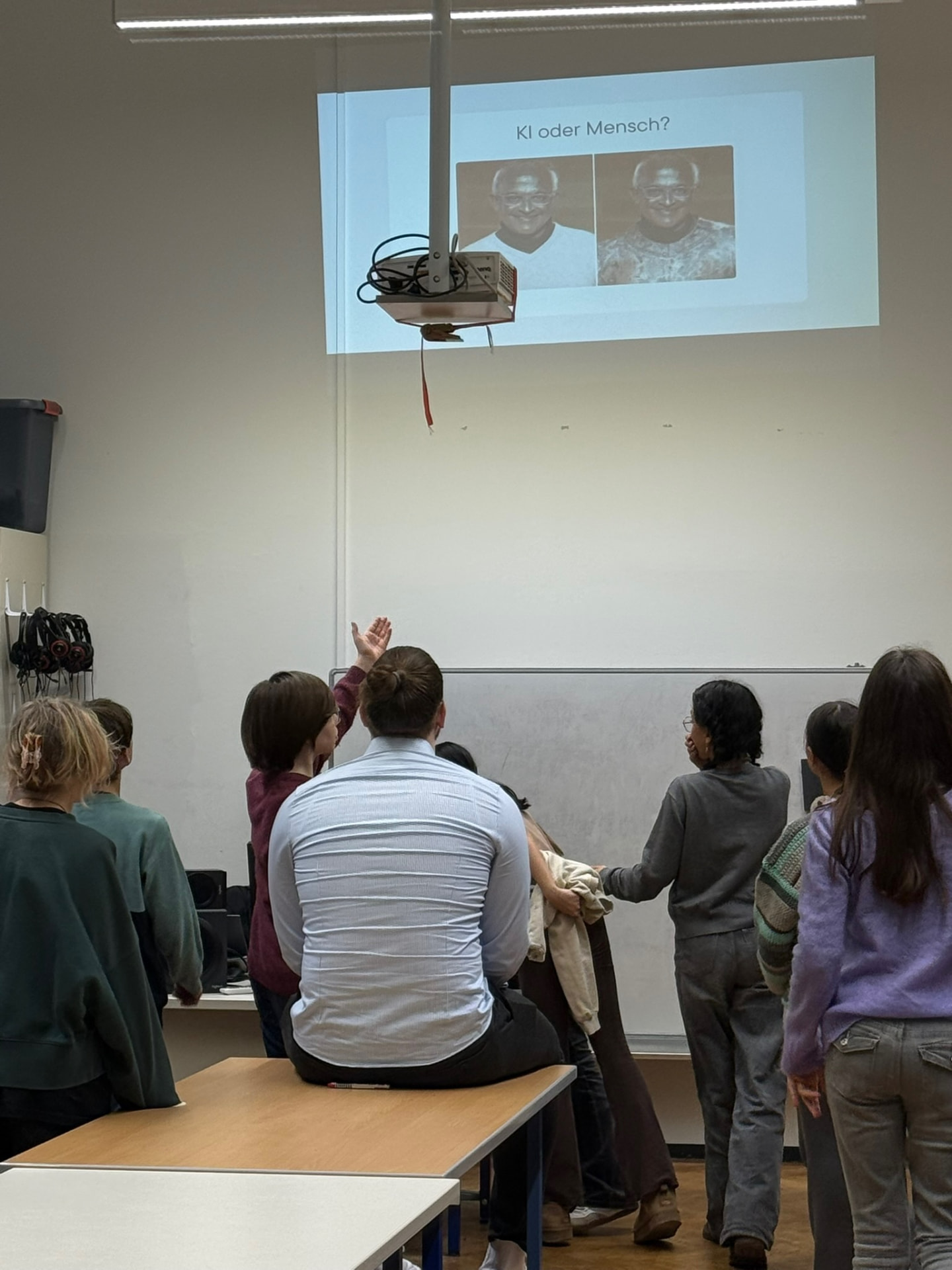 "KI oder Mensch?" — students in a Linz classroom compare real and AI-generated portraits.